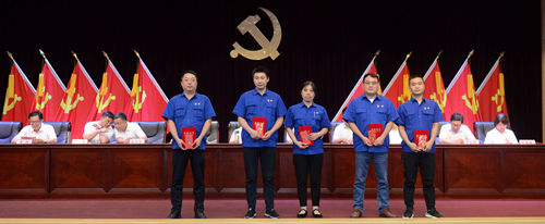 襄軸公司優(yōu)秀共產(chǎn)黨員標兵_副本.jpg