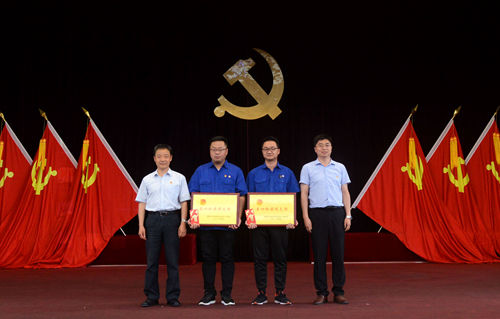 丁超副書記、高少兵董事長為五四紅旗團(tuán)支部頒獎(jiǎng)_副本.jpg